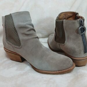 Stylish Gray Suede Ankle Boots with Textured Accents